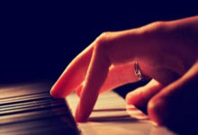 哪里能找到皇马对阵马竞的欧冠决赛视频？这场对决有哪些经典瞬间值得回味？